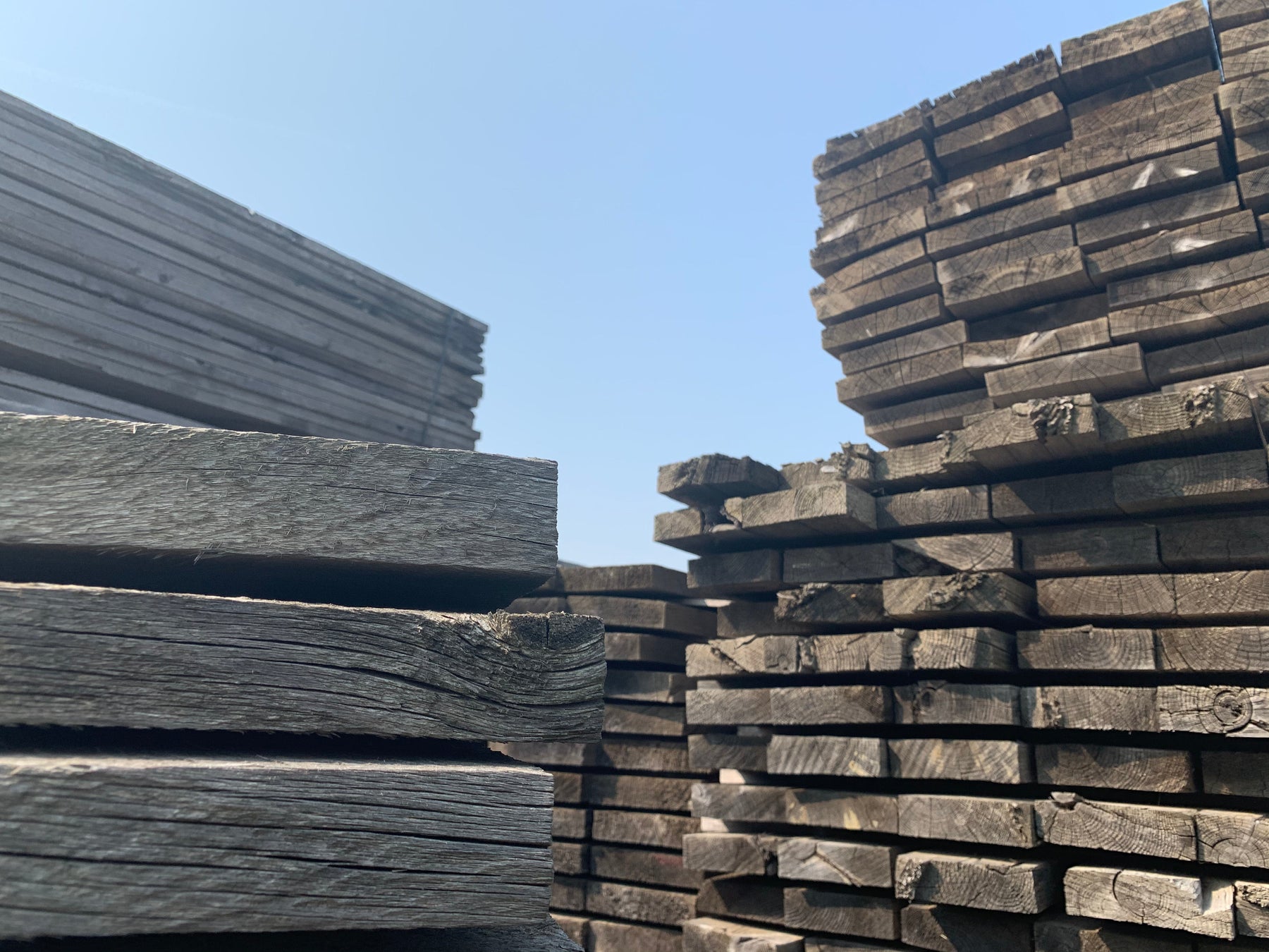 A Comprehensive Comparison of Engineered Wood vs. Real (Solid) Wood