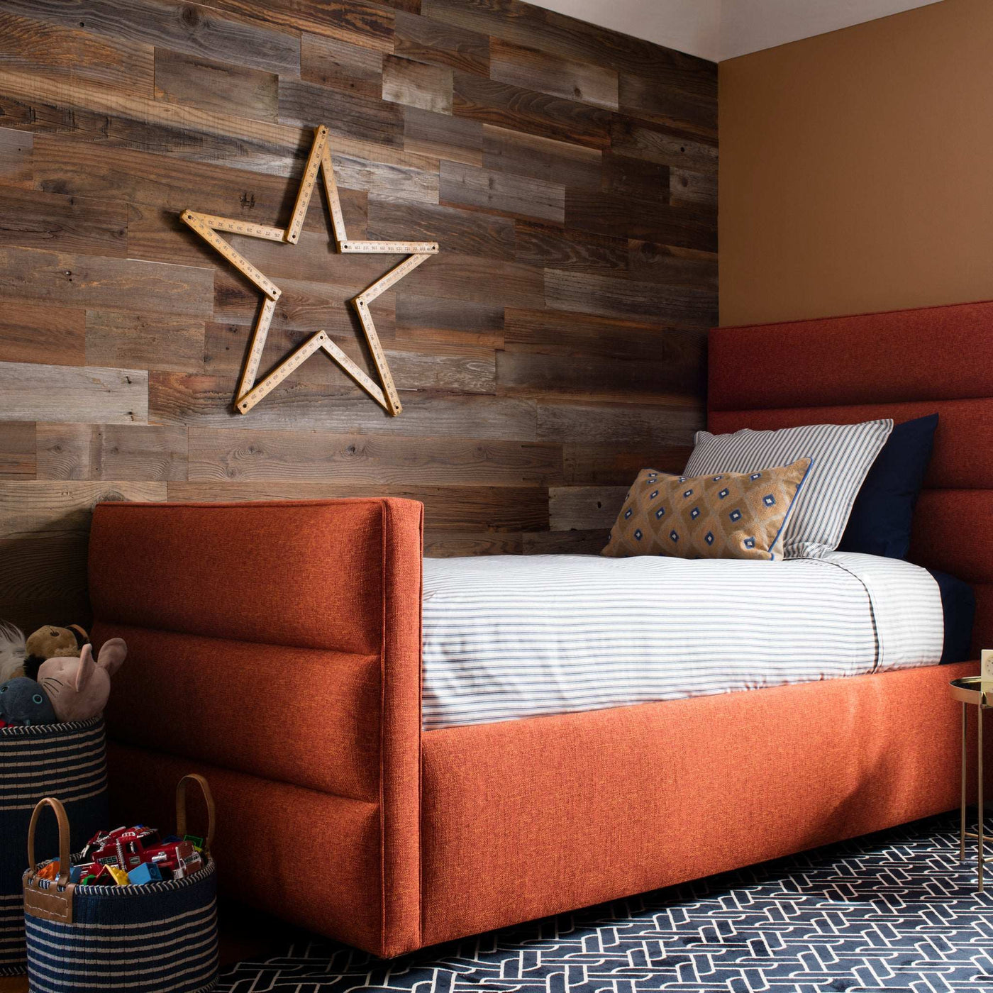 Reclaimed Sierra Silver planks behind a bed with a star decoration